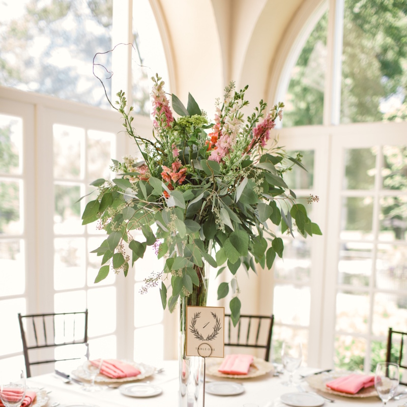decoration-salle-mariage-sobre-centre-table-haut-fleurs-verdure
