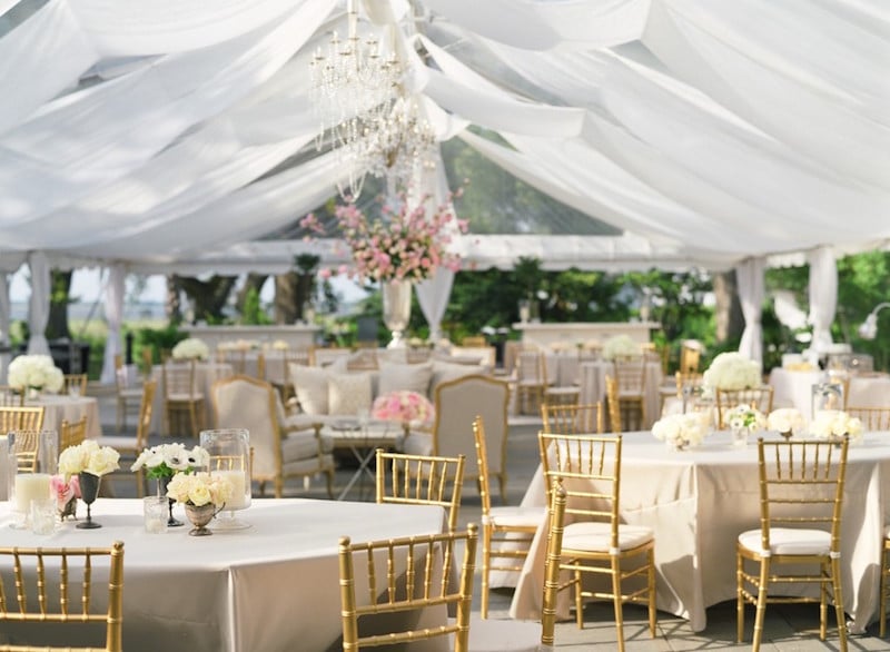 décoration de salle de mariage en voilages-plafond-blancs-chaises-dorees