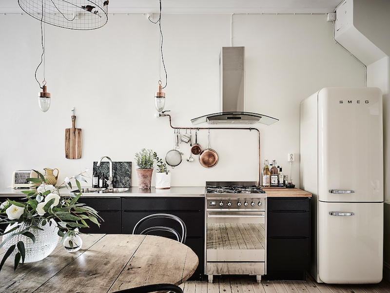 decoration-scandinave-cuisine-suspensions-refrigerateur-vintage-smeg