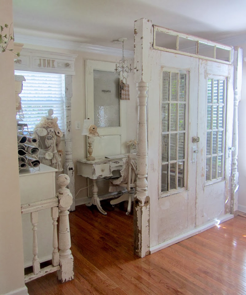decoration-shabby-chic-verriere-interieure-portes-bois-peint-blanc-ponce