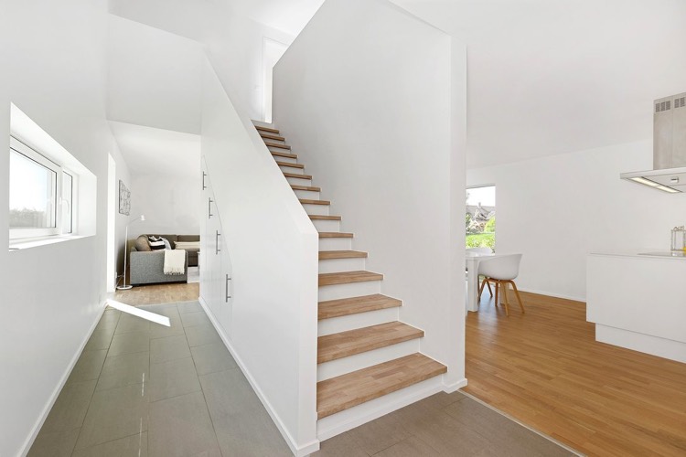 dressing-sous-escalier-blanc-minimaliste-marches-bois