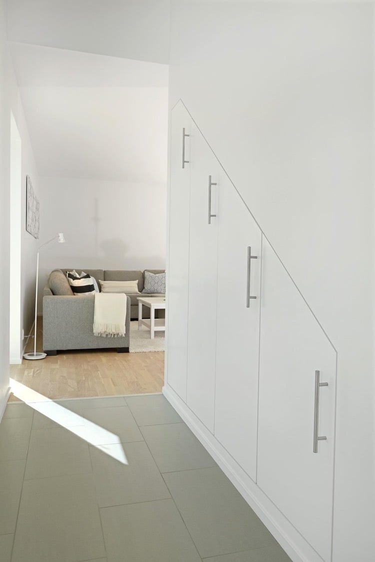 dressing-sous-escalier-blanc-minimaliste-rangements-poignees-metal