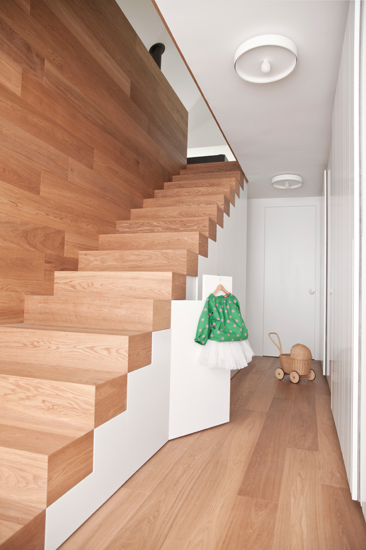 dressing-sous-escalier-bois-blanc-design-moderne-escalier-sans-rampe