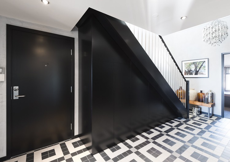 dressing-sous-escalier-noir-moderne-armoires-sans-poignees
