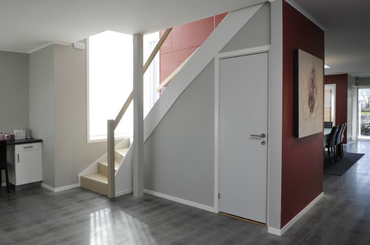 dressing-sous-escalier-porte-peinture-gris-clair-rouge