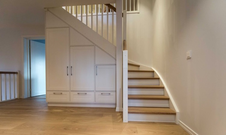 dressing-sous-escalier-sur-mesure-plusieurs-rangements-escalier-bois-blanc