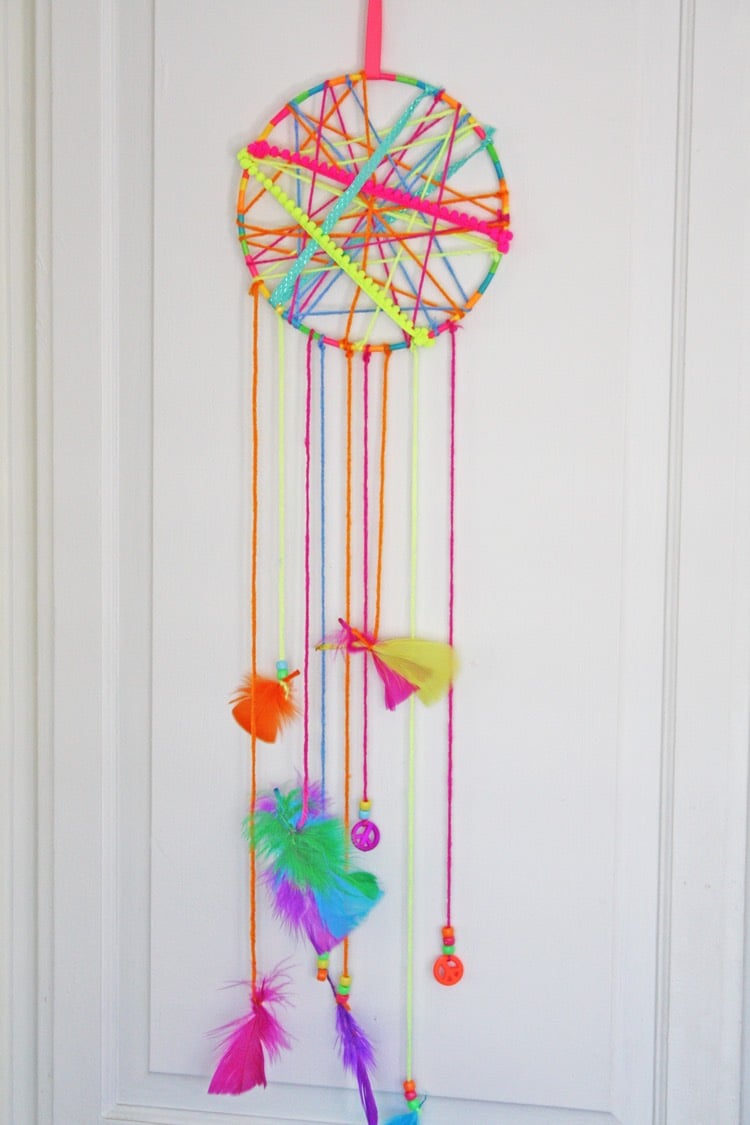 fabriquer-un-attrape-reve-idee-bricolage-enfant-deco-plumes-perles-ficelle-couleurs-vives