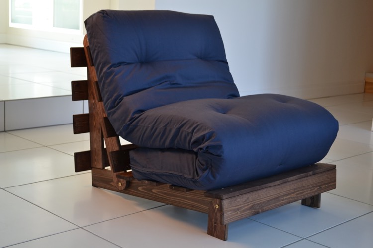 fauteuil-en-palette-bois-fonce-coussin-bleu-fonce