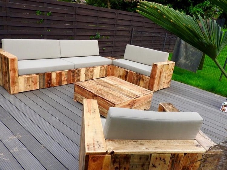 fauteuil-en-palette-canape-jardin-table-basse-palette-bois-amenagement-terrasse-composite