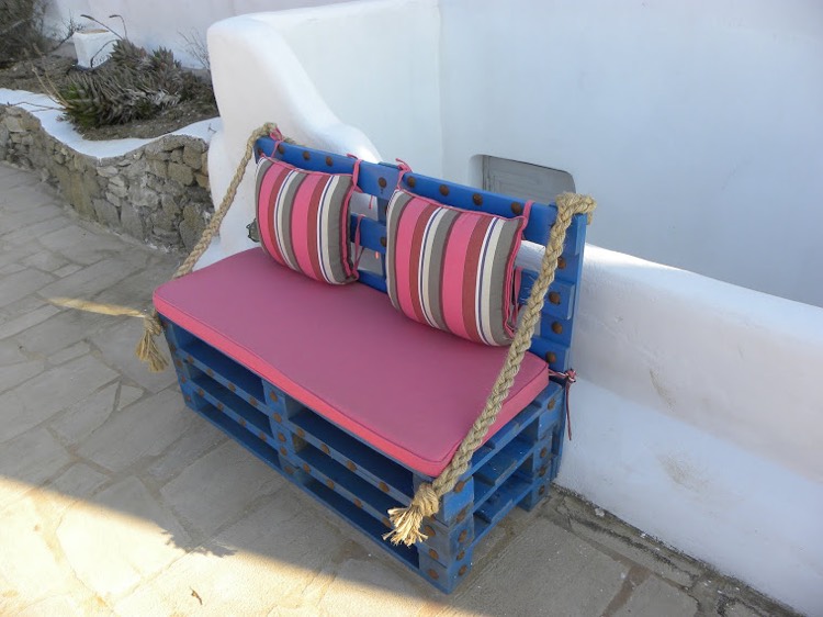 fauteuil-en-palette-fabriquer-soi-meme-peinture-bleue-coussin-rose