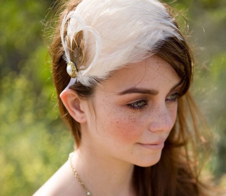 idees-coiffure-mariage-accessoire-cheveux-plumes-bouton-dore