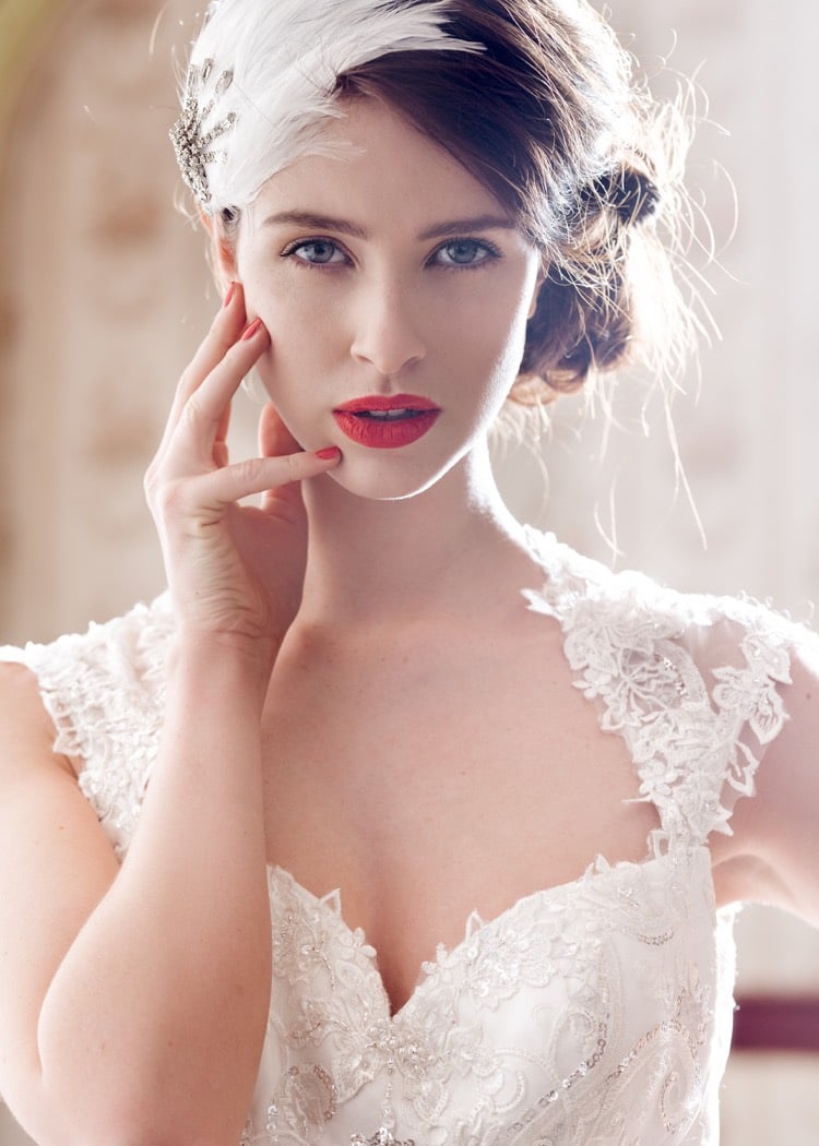 idees-coiffure-mariage-bijou-cheveux-plumes-blanches-epingle-cristaux