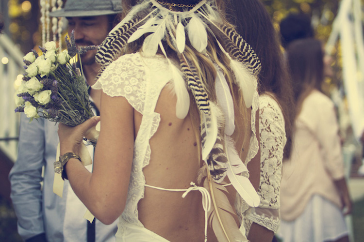idees-coiffure-mariage-boho-accessoires-plumes-robe-dos-nu
