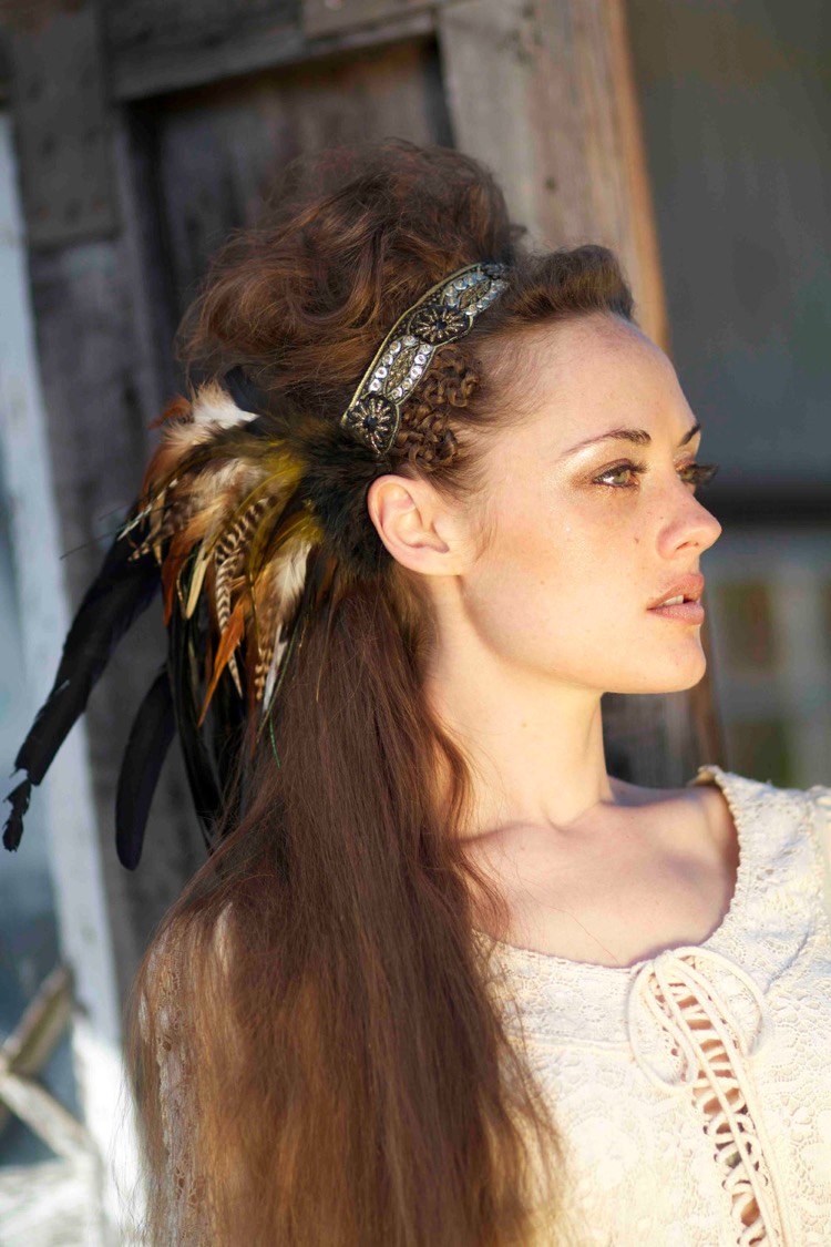 idees-coiffure-mariage-boho-headband-paillettes-plumes