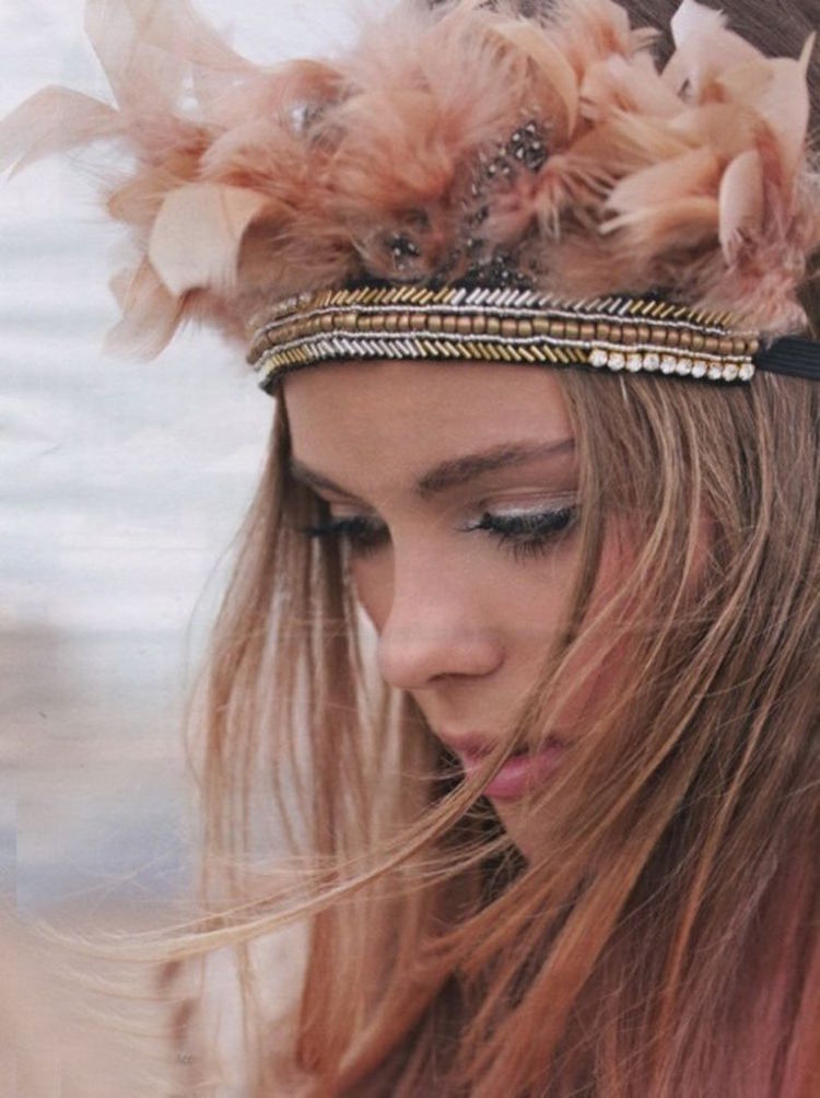 idees-coiffure-mariage-hippie-chic-headband-plumes-rose-perles