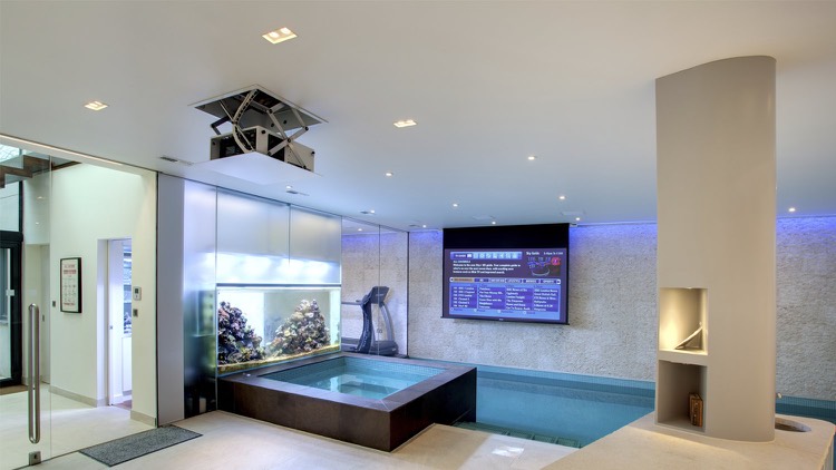 installation-videoprojecteur-escamotable-salle-bain-luxe-piscine