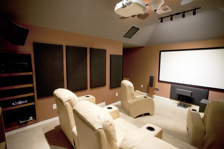 installation-videoprojecteur-fixation-plafond-salle-cinema-fauteuils-cuir-blanc