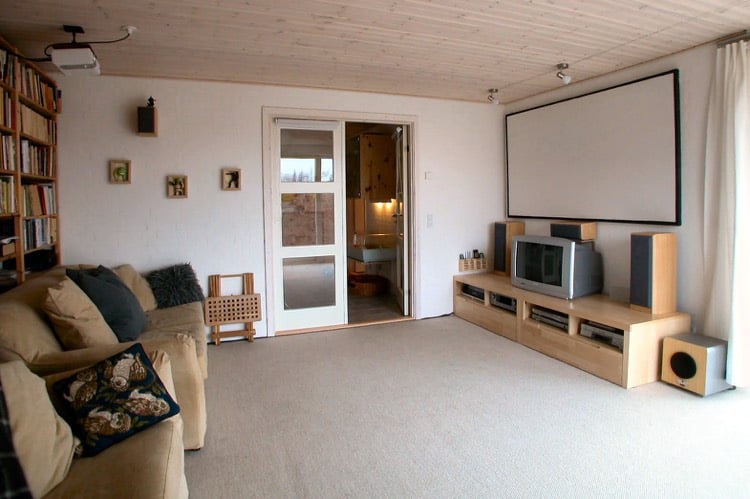 installation-videoprojecteur-home-cinema-canape-douillet-ecran-projection-meuble-tv-bois