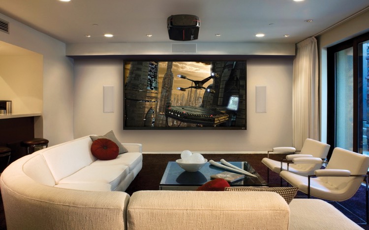 installation-videoprojecteur-moderne-fixe-plafond-canape-blanc-confortable