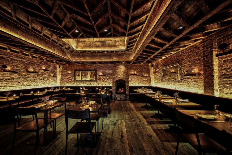 les-plus-beaux-restaurants-du-monde-parement-pierre-plafond-bois