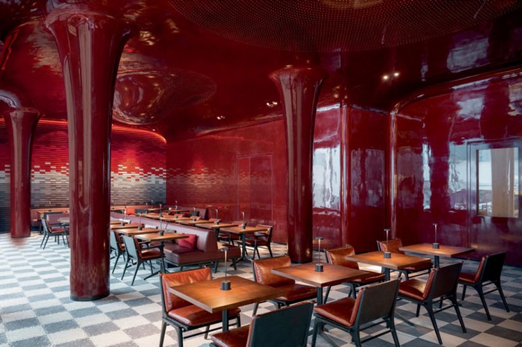 les-plus-beaux-restaurants-du-monde-paris-parement-mural-rouge-carrelage-sol