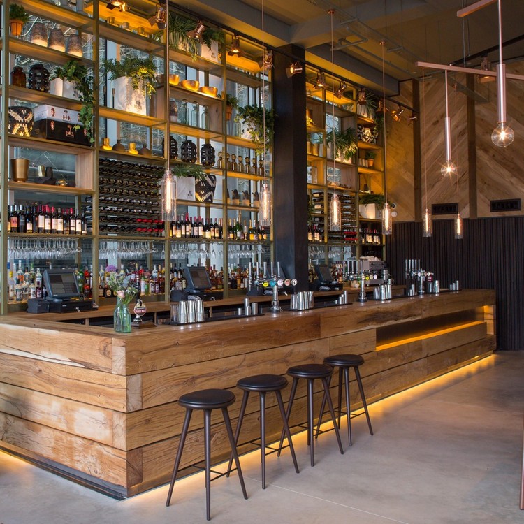 les-plus-beaux-restaurants-monde-bars-bois-massif-sol-beton-tabourets