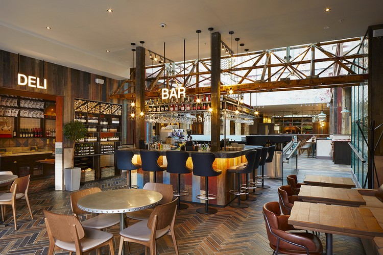 les-plus-beaux-restaurants-monde-bars-liverpool-revetement-sol-parquet-chevron-meubles