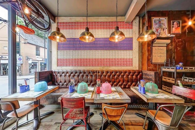 les-plus-beaux-restaurants-monde-bars-etage-superieur-meubles-bois-eclectique