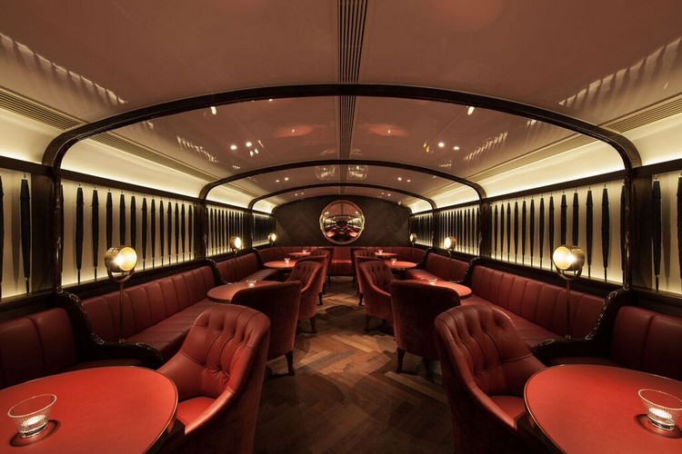 les-plus-beaux-restaurants-monde-plafond-tendu-interieur-fauteuils-cuir-rouge