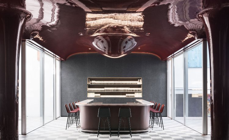 les-plus-beaux-restaurants-monde-plafond-tendu-rouge-fonce-meubles-chaises-assorties