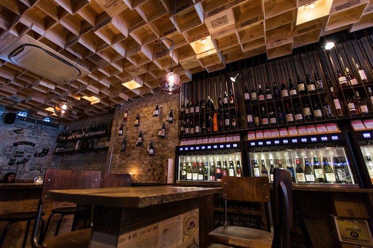 les-plus-beaux-restaurants-monde-wine-relailing-ceiling-bar-vin