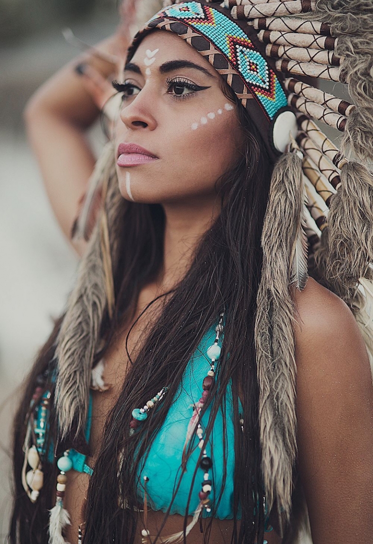 maquillage-indienne-amerique-simple-coiffe-plumes-bijoux-perles