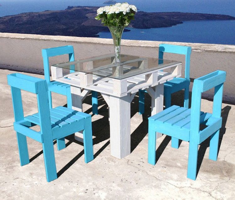 meuble-exterieur-palette-bois-chaises-bleu-turquoise-esprit-bord-mer