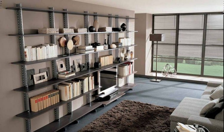 meuble-tv-bibliotheque-erageres-murales-metalliques-tapis-marron-lampadaire-peinture-beige