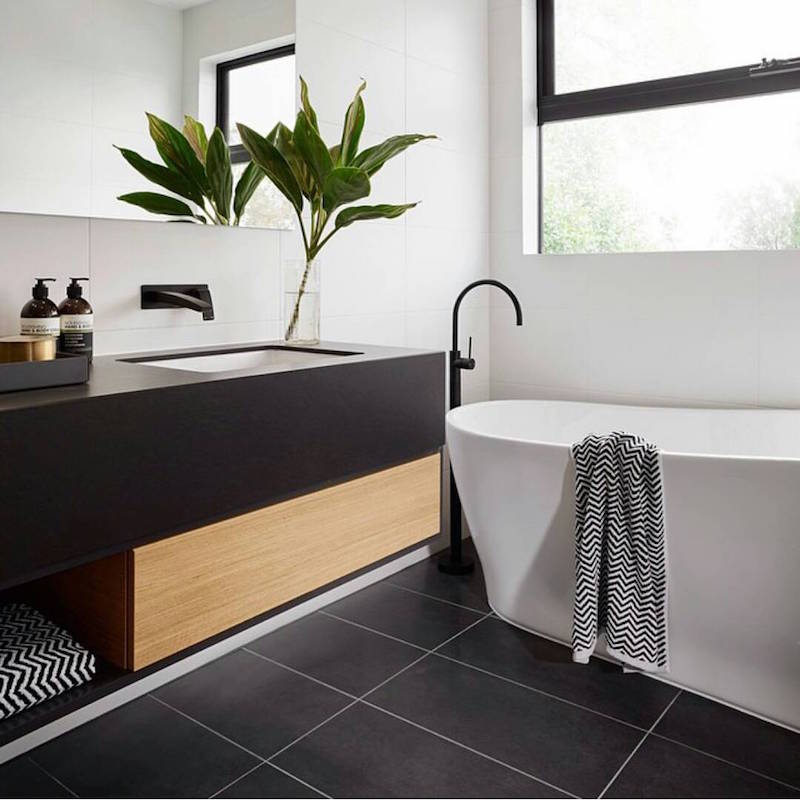 modèle carrelage salle de bain noir et blanc moderne-baignoire-ilot-robinets