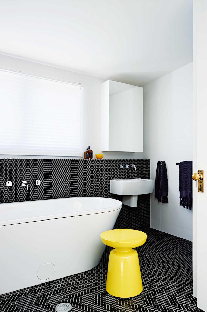 modèle carrelage salle de bain noir et blanc mosaique-hexagonale-tabouret-jaune