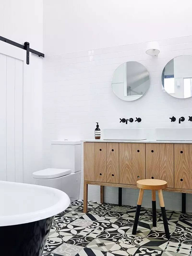 modele-carrelage-salle-bain-noir-blanc-motif-carreaux-ciment-deco