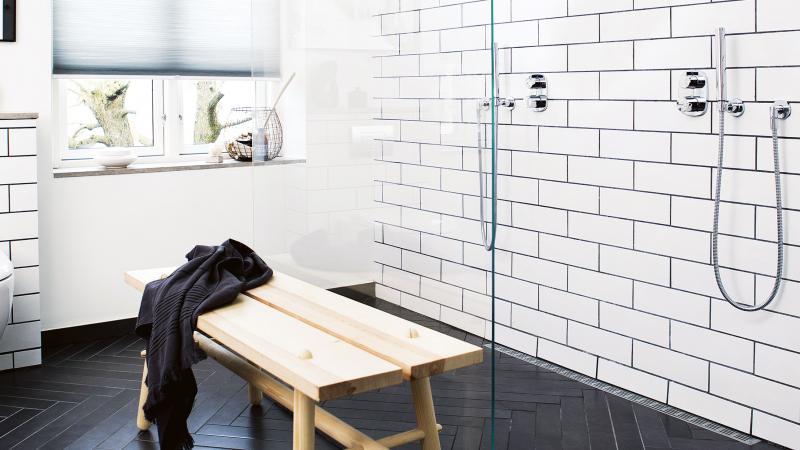 modèle carrelage salle de bain noir et blanc sol et murs- parquet / métro à joints noirs