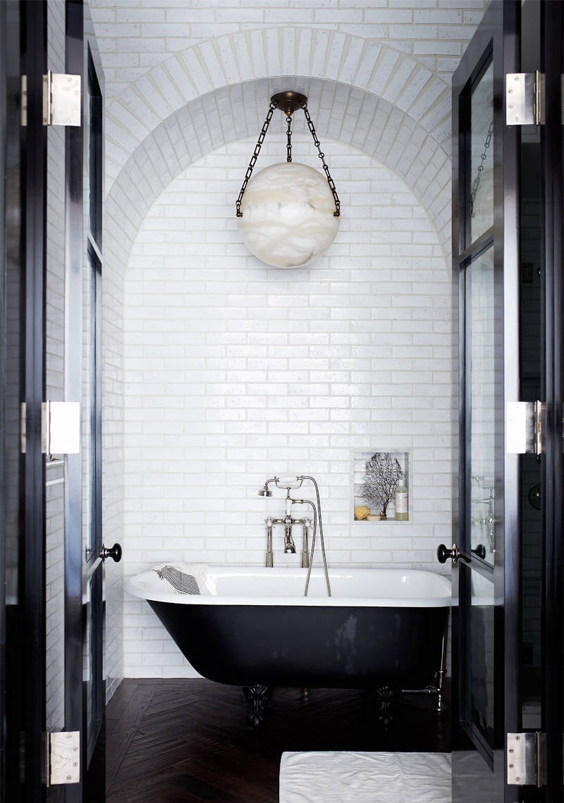 modèle carrelage salle de bain noir sol-simili-parquet-blanc-murs-decale