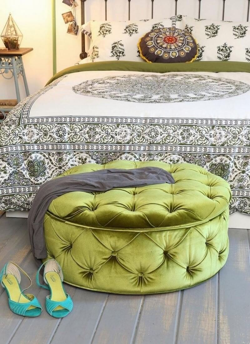 ottoman en velours vert olive capitonné utilisé comme bout de lit dans la chambre adulte ottoman-capitonne-vert-bout-lit-chambre-touches-orientales