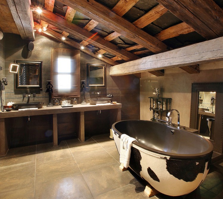 plafond poutre apparente baignooire-ilot-peau-vache-salle-bain-rustique