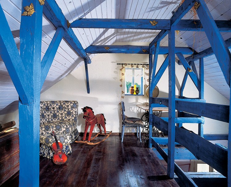plafond-poutre-apparente-bleu-cobalt-parquet-fonce