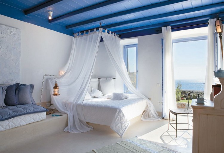 plafond-poutre-apparente-bleu-marine-lit-ciel-sol-baies-vitrees