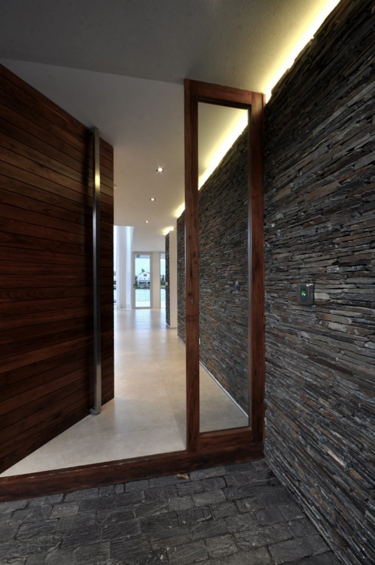 porte-entree-moderne-bois-massif-vitre-parement-ardoise-mur-sol