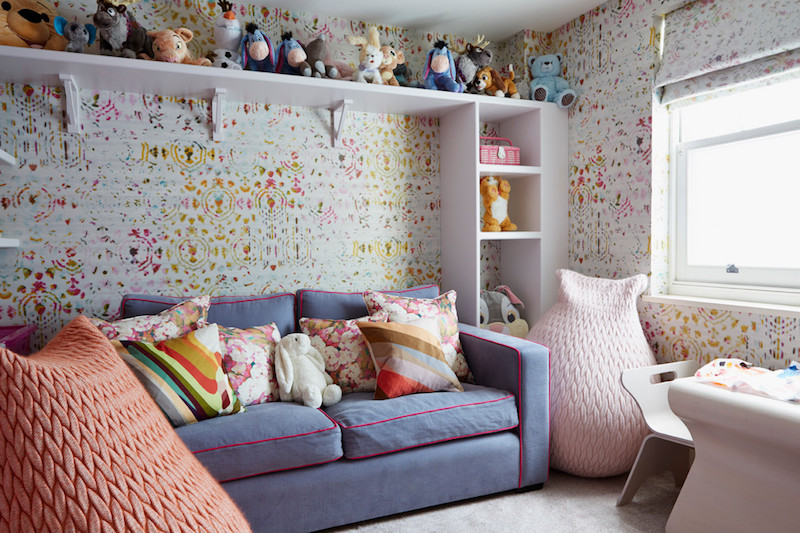 pouf-geant-tricot-coussin-papiers-peints-multicolores-chambre-enfant