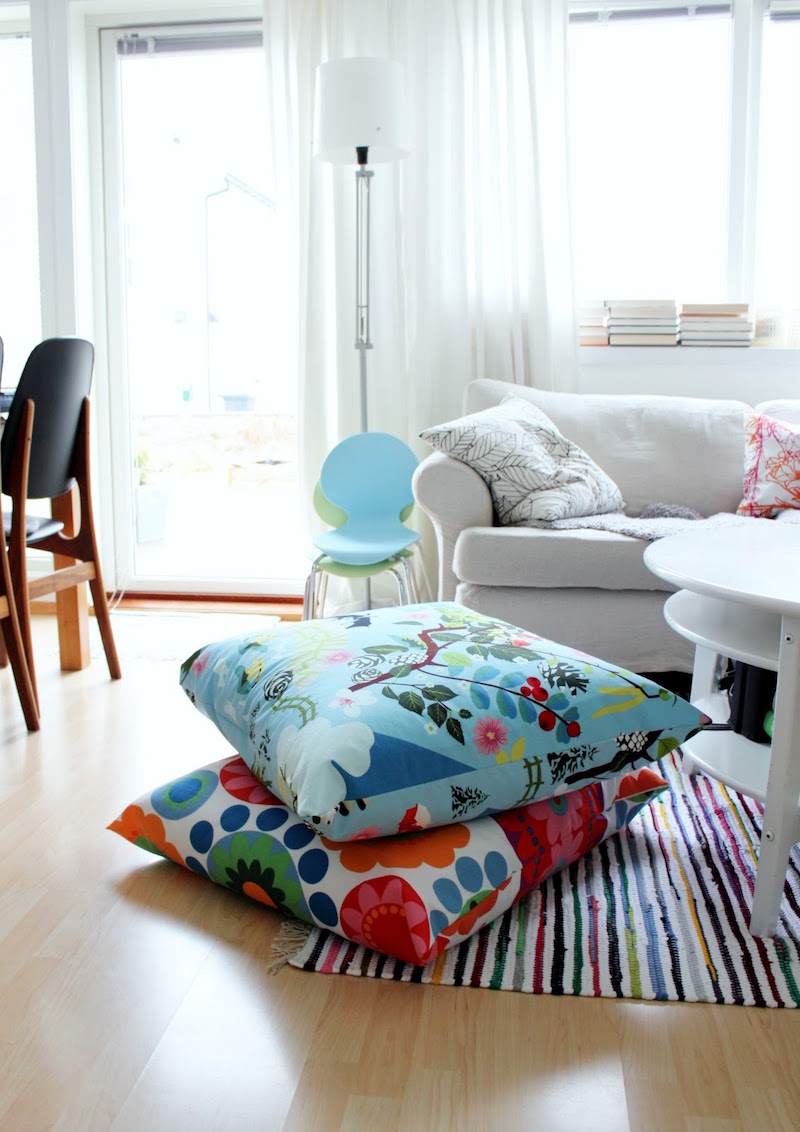 coussins surdimensionnés avec housses en tissu à motifs floraux multicolores pouf-geant-coussins-sol-habilles-tissus-motifs-floraux-superbes