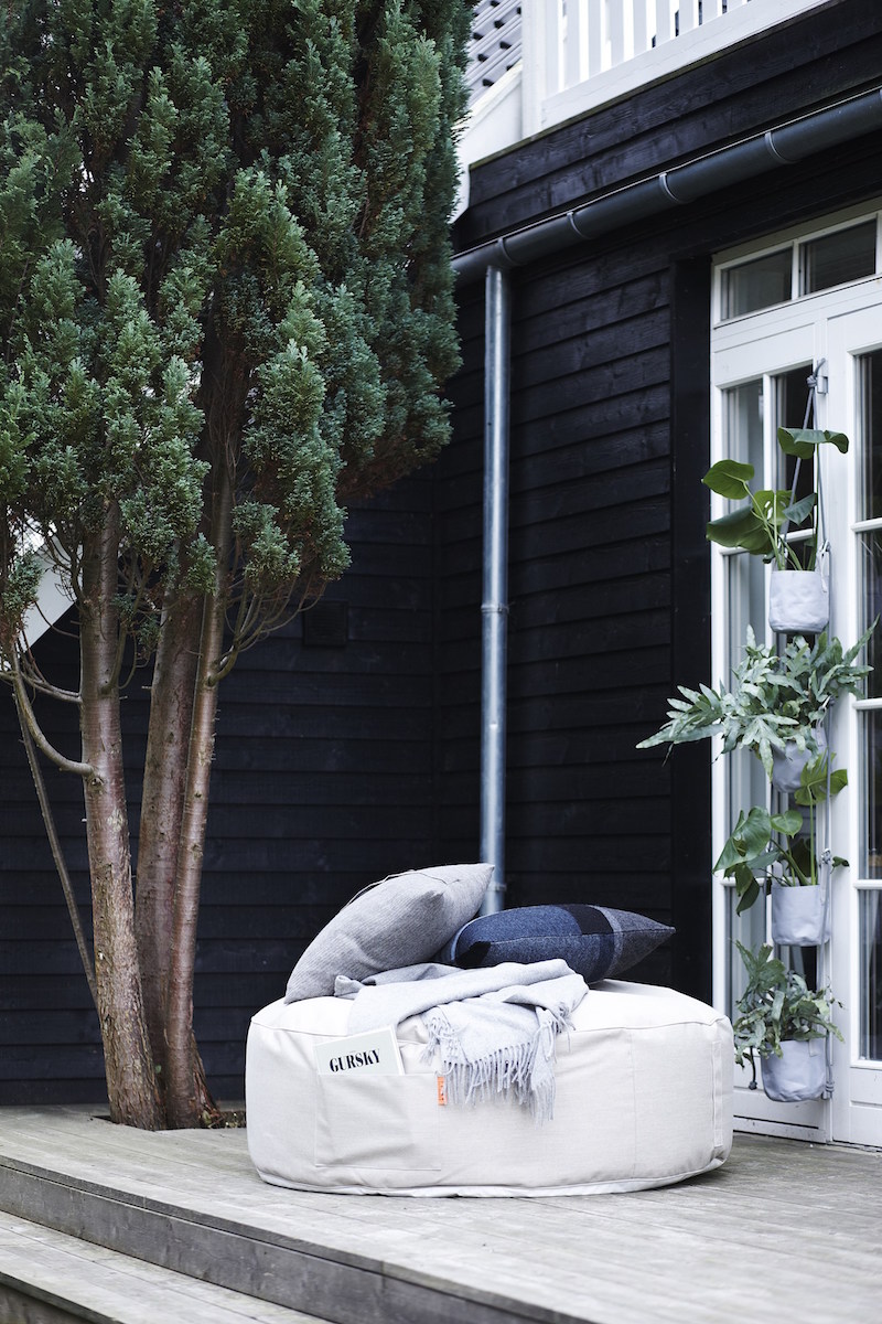 pouf géant design comme élément esthétique et pratique des espaces extérieurs pouf géant extérieur-design-full-moon-via-trimm-copenhagen