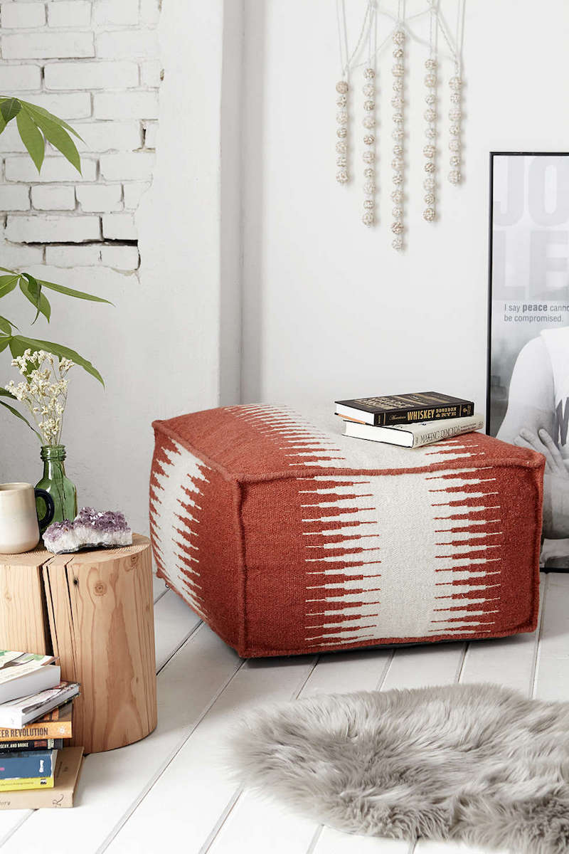 pouf géant carré à motifs et table d'appoint en tronc d'arbre dans le salon chic rustique pouf-geant-forme-carree-table-appoint-tronc-parement-brique-blanche