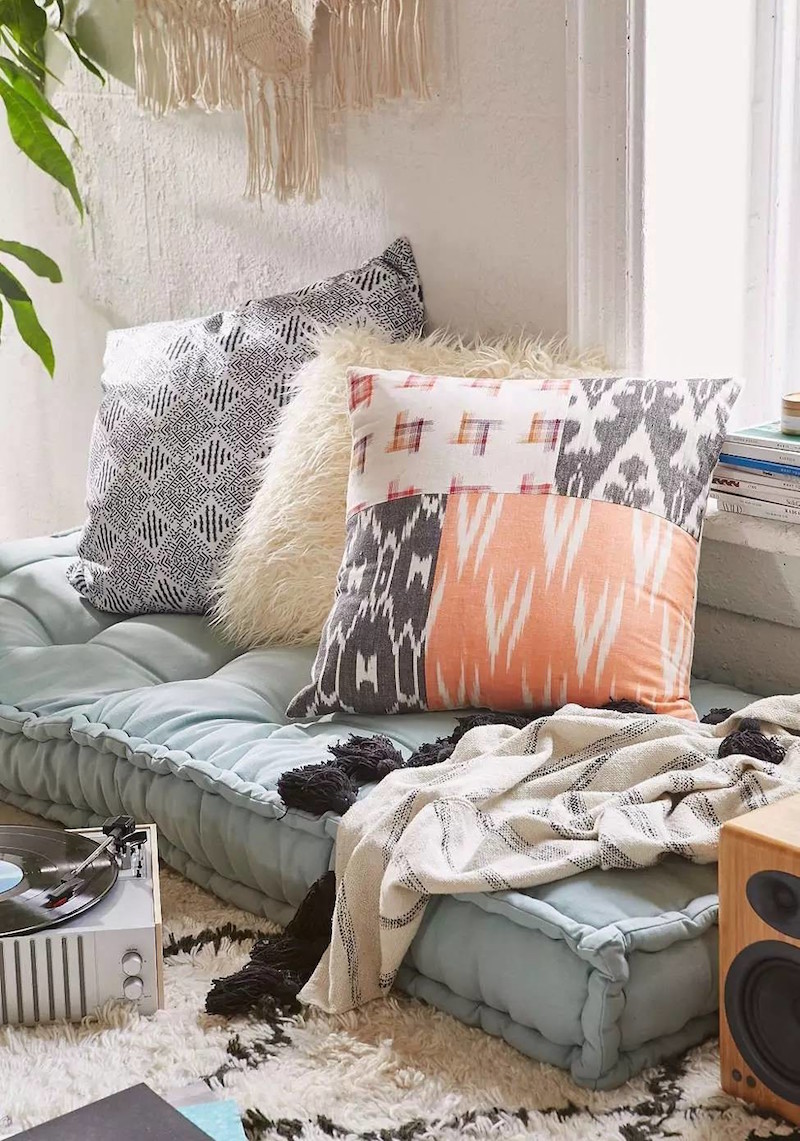 matelas de sol et coussins dépareillés comme éléments chics de la décoration pouf-geant-matelas-coussins-xxl-elements-decoration-contemporaine