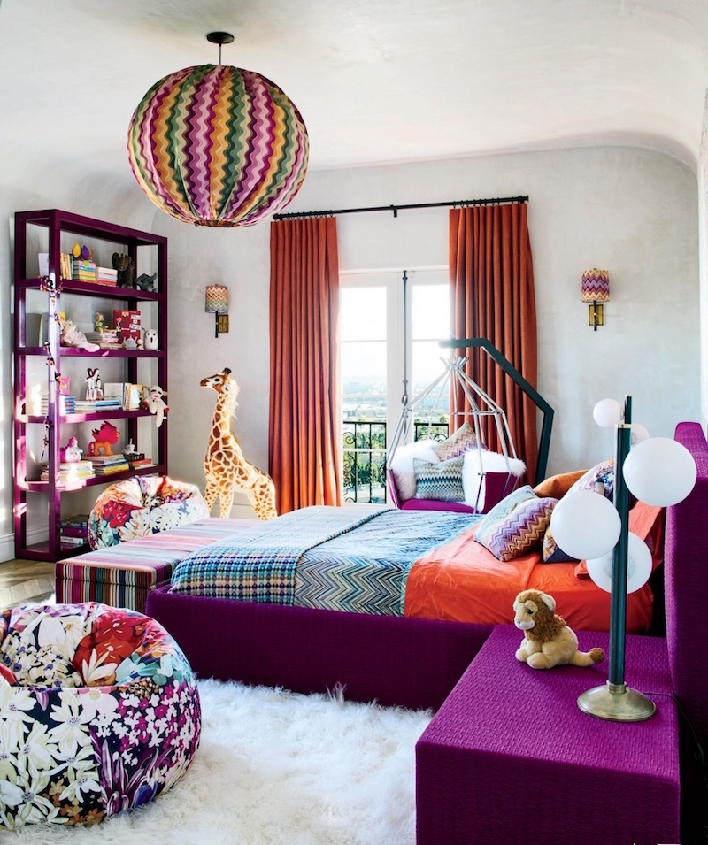 pouf géant à motifs floraux multicolores dans la chambre de petite fille pouf-geant-multicolore-fauteuil-suspendu-sur-pied-chambre-enfant